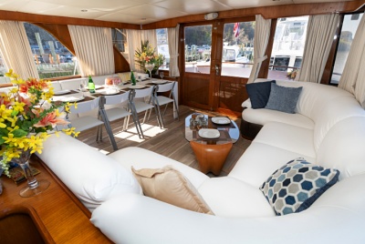 Yacht 79 table aft